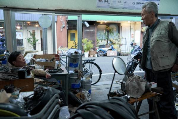 光石研×松重豊、北九州弁でテンポ良く会話を繰り広げる『逃げきれた夢』本編映像