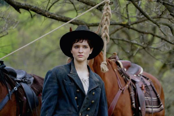 『続・荒野の用心棒』を現代リメイクした女性監督、「ジャンゴ」は「フェミニズムかつ現代的で心理的な西部劇」