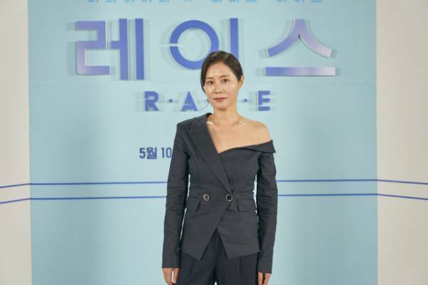 東方神起ユンホは「本当に情熱溢れる方」「私たちの人生レース」会見で監督＆キャストが絶賛