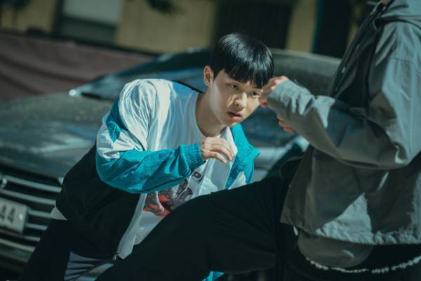 「NewJeans」MVで話題のチェ・ヒョヌク、代役なしのアクションシーン解禁「弱いヒーロー Class１」