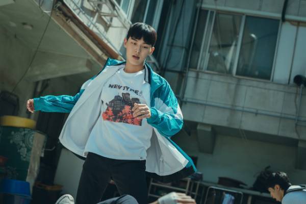 「NewJeans」MVで話題のチェ・ヒョヌク、代役なしのアクションシーン解禁「弱いヒーロー Class１」