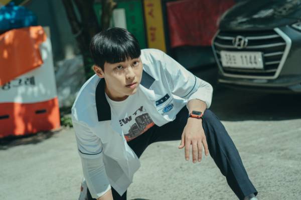 「NewJeans」MVで話題のチェ・ヒョヌク、代役なしのアクションシーン解禁「弱いヒーロー Class１」
