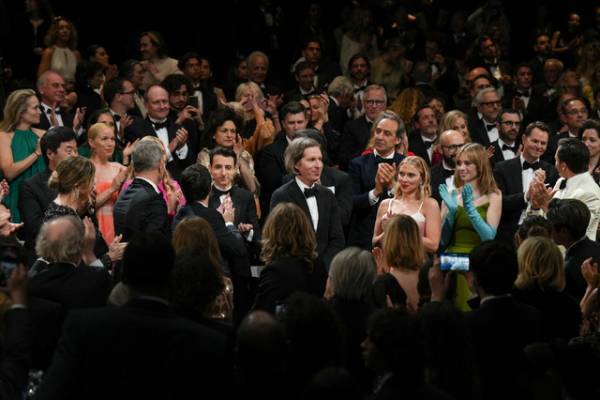 マヤ・ホークがレッドカーペットでダンスも『アステロイド・シティ』カンヌで高評価