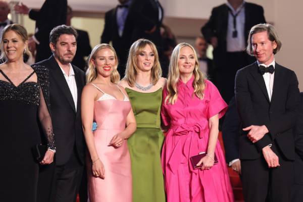 マヤ・ホークがレッドカーペットでダンスも『アステロイド・シティ』カンヌで高評価