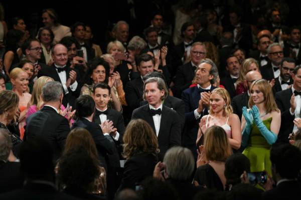 マヤ・ホークがレッドカーペットでダンスも『アステロイド・シティ』カンヌで高評価