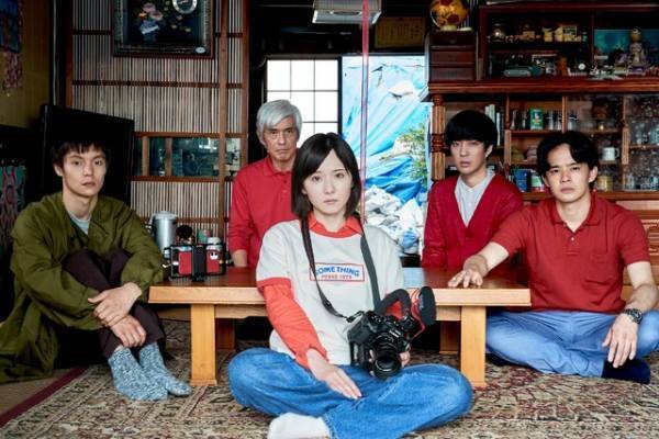 松岡茉優×窪田正孝、嵐の夜の運命的な出会い捉える『愛にイナズマ』特報映像