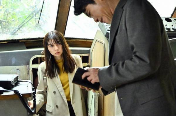 「ペンディングトレイン」6話、上白石萌歌“紗枝”の靴ひもを結ぶ山田裕貴“直哉”に「精一杯の愛情表現」の声