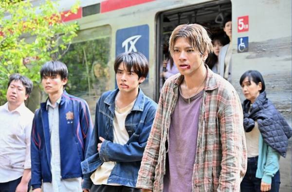 「ペンディングトレイン」6話、上白石萌歌“紗枝”の靴ひもを結ぶ山田裕貴“直哉”に「精一杯の愛情表現」の声