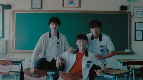 パク・ジフン、茶目っ気たっぷり撮影裏の素顔「弱いヒーロー Class１」メイキング＆インタビュー映像