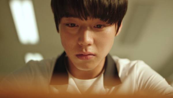 パク・ジフン、茶目っ気たっぷり撮影裏の素顔「弱いヒーロー Class１」メイキング＆インタビュー映像