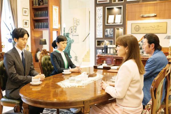 松坂桃李演じる能天気議員、ある意味素直で憎めない？「離婚しようよ」場面写真