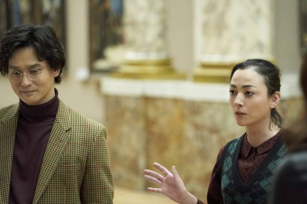 安藤政信＆美波、怪しさ漂う場面写真公開『岸辺露伴 ルーヴルへ行く』