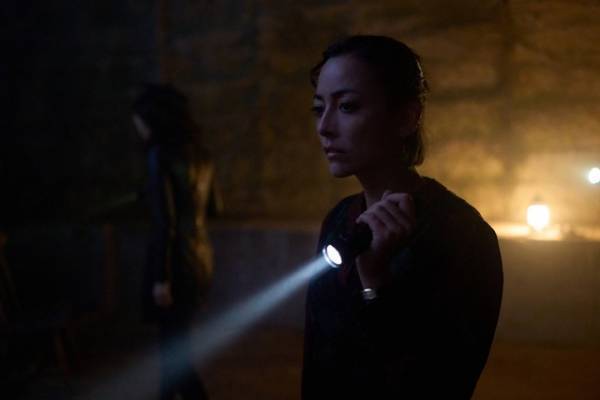 安藤政信＆美波、怪しさ漂う場面写真公開『岸辺露伴 ルーヴルへ行く』