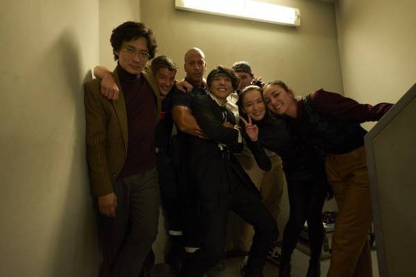 安藤政信＆美波、怪しさ漂う場面写真公開『岸辺露伴 ルーヴルへ行く』