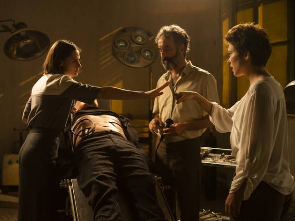 デヴィッド・クローネンバーグ監督が描く強烈な近未来『クライムズ・オブ・ザ・フューチャー』場面写真