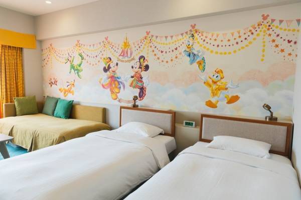 【ディズニー】40周年の祝祭感あふれる期間限定ルームに潜入！謎解きプログラム「探険家ミッキーと夢の入口」も実施中