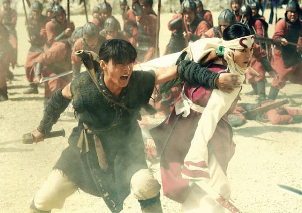 山崎賢人“信”が躍動！『キングダム 運命の炎』IMAX版ポスタービジュアル＆新場面写真