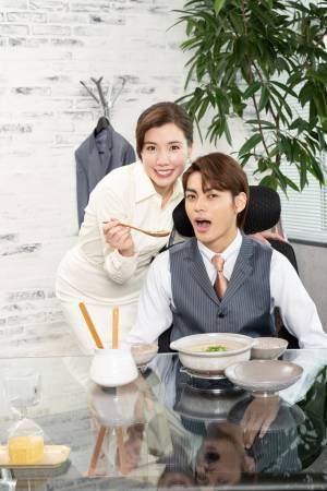 仲里依紗の巫女さん姿も！「離婚しようよ」バラエティに富んだ場面写真