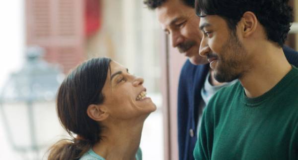 『青いカフタンの仕立て屋』3人が笑顔で踊る“ラストダンス”シーン到着