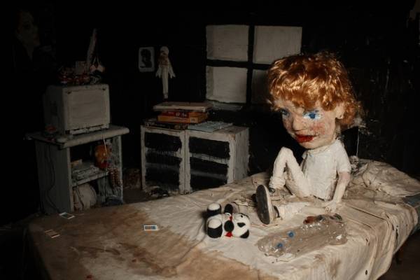 禍々しい姿に形を変えていく…娘が経験する悪夢『オオカミの家』予告編 公開日は8月19日に