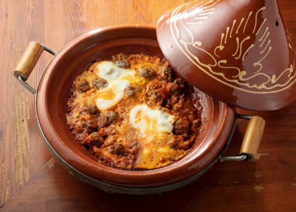 『青いカフタンの仕立て屋』に登場！“卵入りのタジン料理”レシピ公開