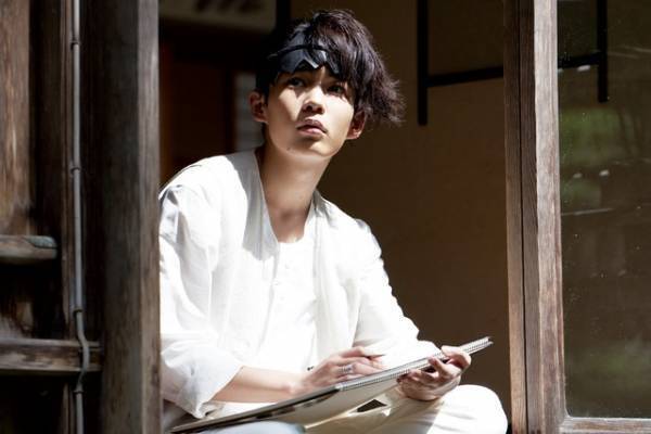 高橋一生＆長尾謙杜“露伴”、早業サイン披露＆若き日の思い出シーン『岸辺露伴 ルーヴルへ行く』