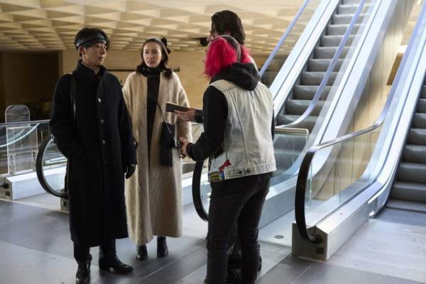 高橋一生＆長尾謙杜“露伴”、早業サイン披露＆若き日の思い出シーン『岸辺露伴 ルーヴルへ行く』