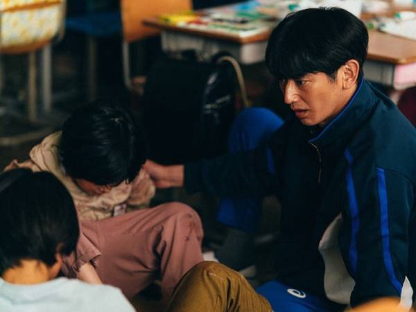 坂元裕二作品常連の永山瑛太“保利先生”の意外な顔が明らかに…『怪物』本編映像到着