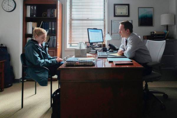 働くスタッフを守るはずが、トップの性加害に加担…『アシスタント』本編映像到着