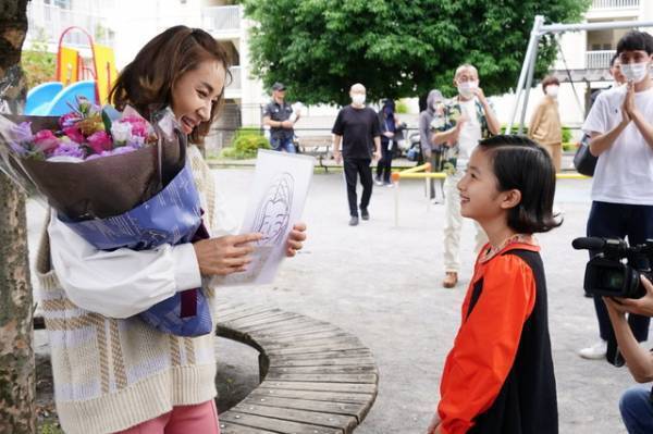 白山乃愛＆鈴木紗理奈、涙と笑顔のクランクアップ「Dr.チョコレート」