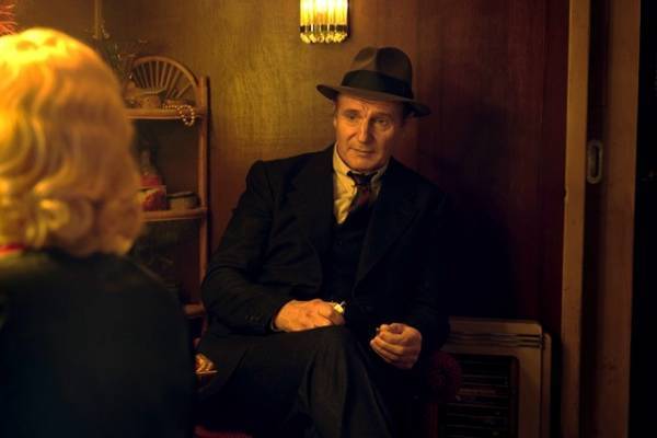 リーアム・ニーソン“新生マーロウ”が熟練のアクション見せる『探偵マーロウ』本編シーン