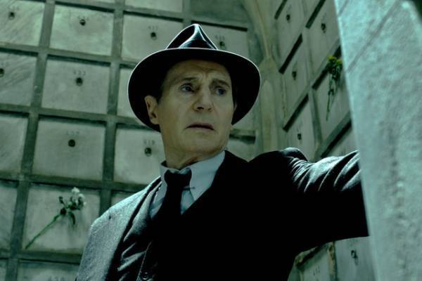 リーアム・ニーソン“新生マーロウ”が熟練のアクション見せる『探偵マーロウ』本編シーン