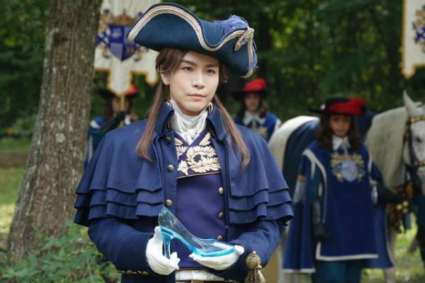 橋本環奈“赤ずきん”、謎解きスタート！ Netflix『赤ずきん、旅の途中で死体と出会う。』初映像