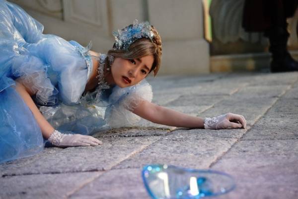 橋本環奈“赤ずきん”、謎解きスタート！ Netflix『赤ずきん、旅の途中で死体と出会う。』初映像