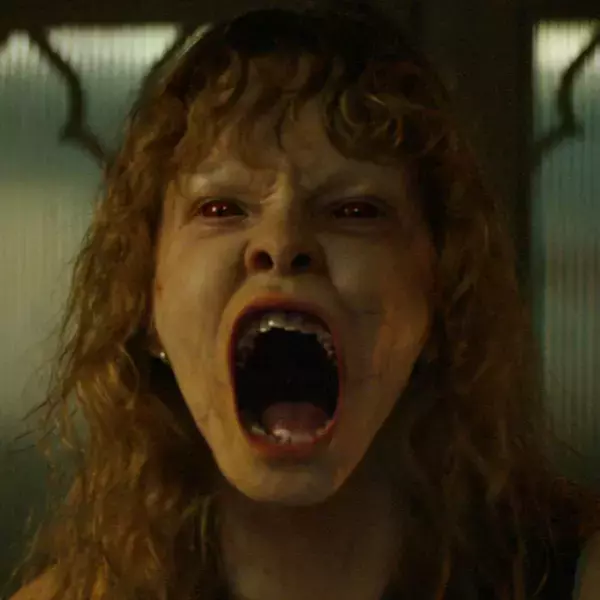 悪魔に取り憑かれた少女が見せる驚愕“スパイダーウォーク”『ヴァチカンのエクソシスト』本編映像