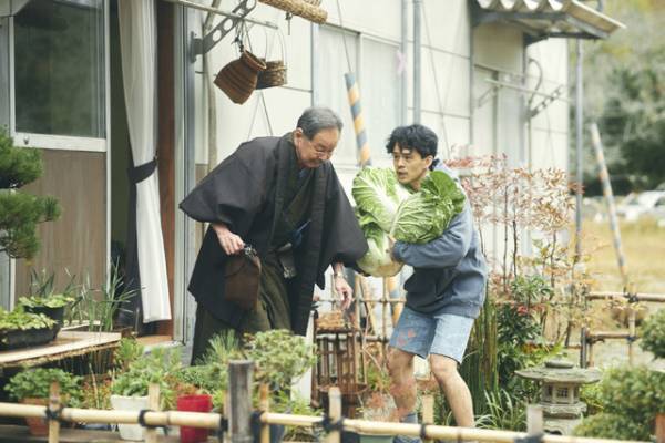 池松壮亮、“街”の人々と交流する「季節のない街」ポスター＆場面写真