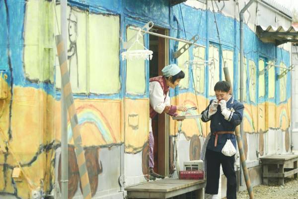 池松壮亮、“街”の人々と交流する「季節のない街」ポスター＆場面写真