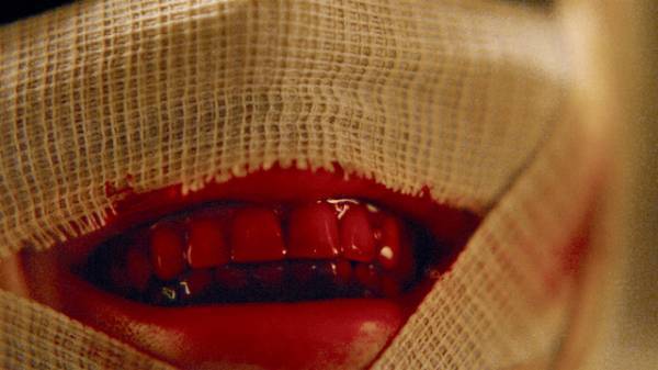 切り取られた祖母の目が不穏さ醸し出す『イビルアイ』本ポスター＆新場面カット