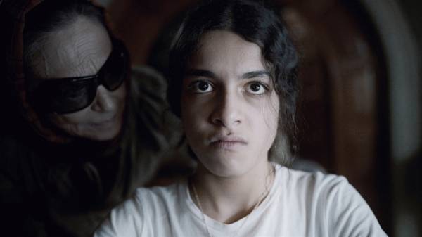 切り取られた祖母の目が不穏さ醸し出す『イビルアイ』本ポスター＆新場面カット