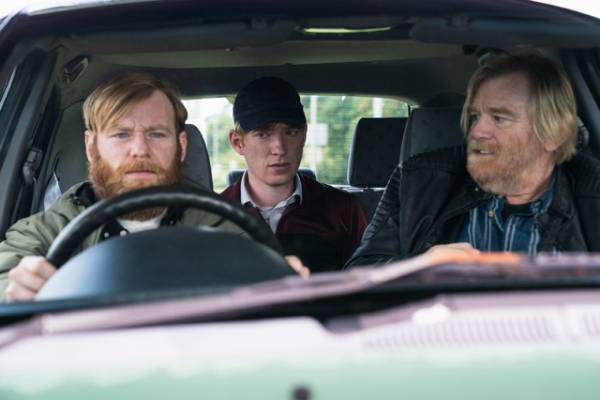 ドーナル・グリーソン、実弟と主演・製作「フランク、アイルランドのダメ男。」8月一挙配信