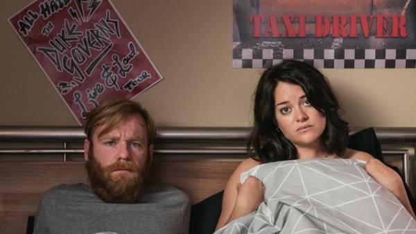 ドーナル・グリーソン、実弟と主演・製作「フランク、アイルランドのダメ男。」8月一挙配信