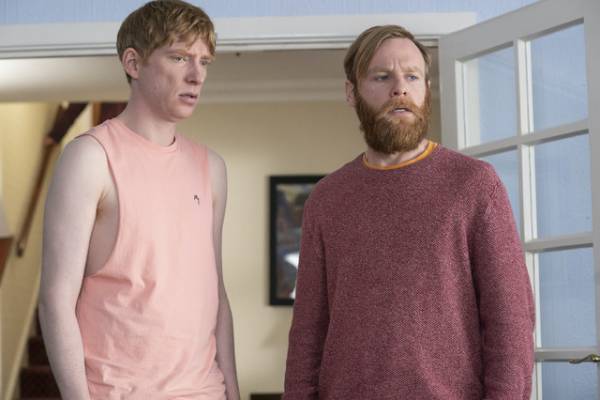 ドーナル・グリーソン、実弟と主演・製作「フランク、アイルランドのダメ男。」8月一挙配信