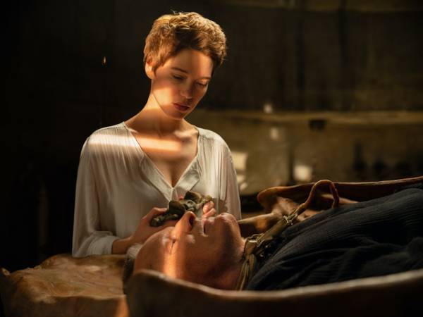 ヴィゴ・モーテンセンが不気味なベッドで眠る『クライムズ・オブ・ザ・フューチャー』本編映像