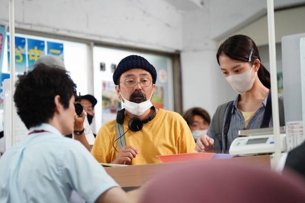 岡田将生、16年ぶりタッグの山下敦弘監督から演技指導『１秒先の彼』メイキング写真