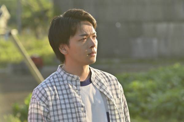 川口春奈、涙をこらえる　中村倫也は胸騒ぎ!?「ハヤブサ消防団」場面写真