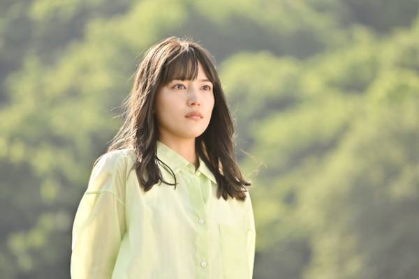 川口春奈、涙をこらえる　中村倫也は胸騒ぎ!?「ハヤブサ消防団」場面写真