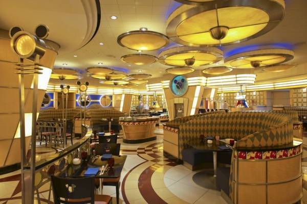 【ディズニー】人気のシェフ・ミッキー、テーブルを訪れるキャラクターグリーティングを再開！11月1日より