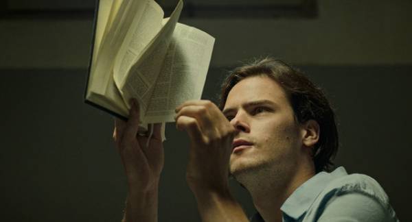 聖書に針で綴った秘密のラブレター『大いなる自由』本編映像