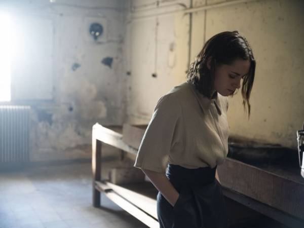 不穏な世界観を表現する衣装へのこだわり『クライムズ・オブ・ザ・フューチャー』場面写真＆コメント