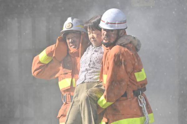 中村倫也ら消防団メンバーが“ワンカット”で挑んだ火災シーン「ハヤブサ消防団」